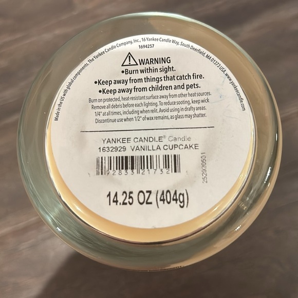 Yankee Candle Vanilla Cupcake,one wick Sweet/Spicy,Batter,Chocolate,sugar,cocoa - Picture 4 of 4